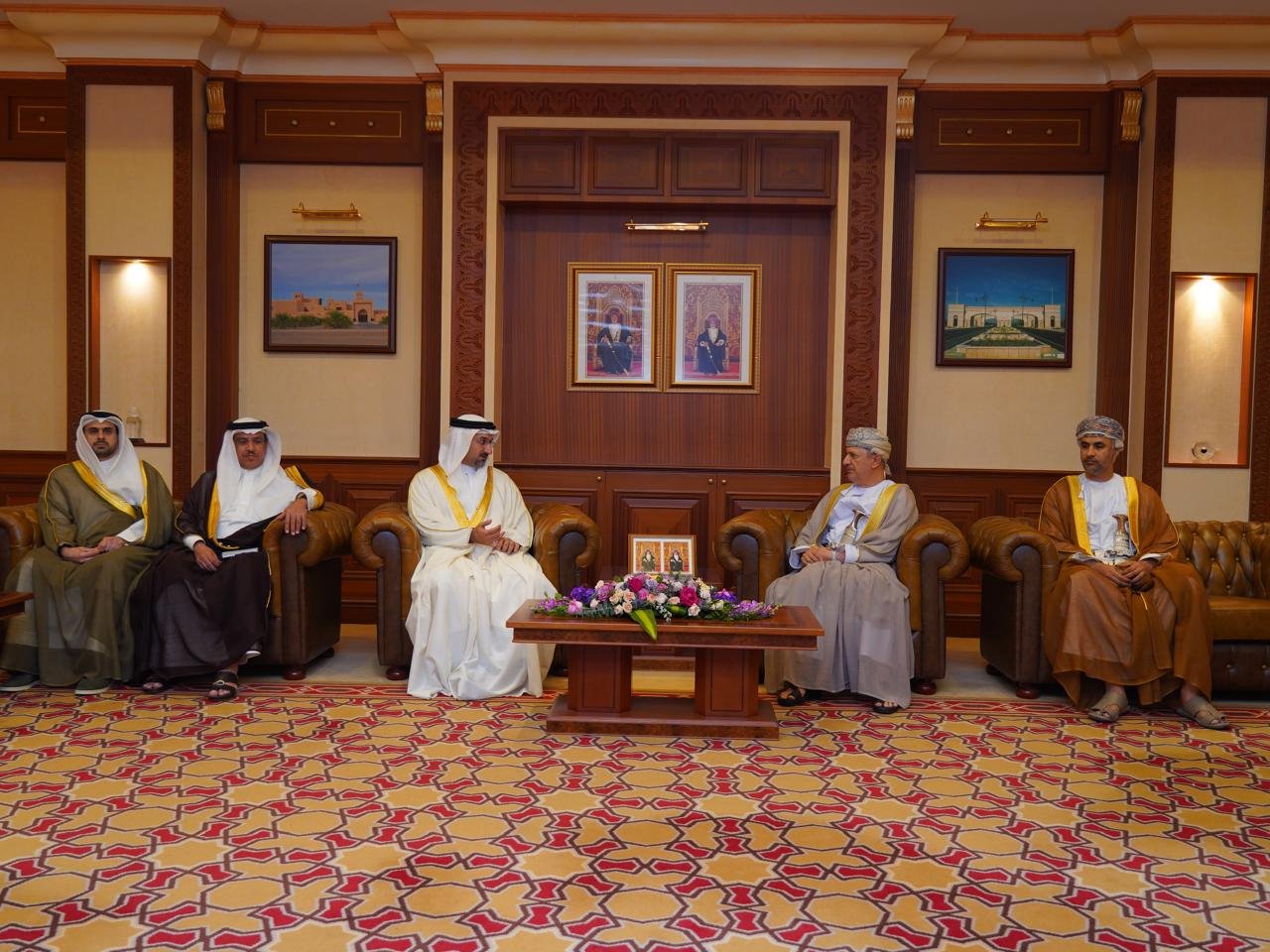 عُمان والبحرين تبحثان تعزيز التعاون الاقتصادي والاستثماري